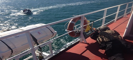 Le bâteau de gestion des incidents en mer mouille au large du Cap-Vert. Le bâteau de gestion des incidents en mer mouille au large du Cap-Vert.