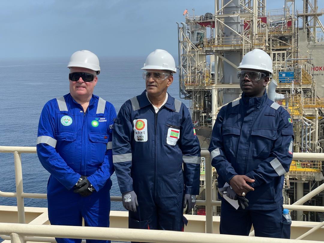 A droite le ministre sénégalais en charge de l'Energie à côté de son homologue mauritanien au milieu. A droite le ministre sénégalais en charge de l'Energie à côté de son homologue mauritanien au milieu.