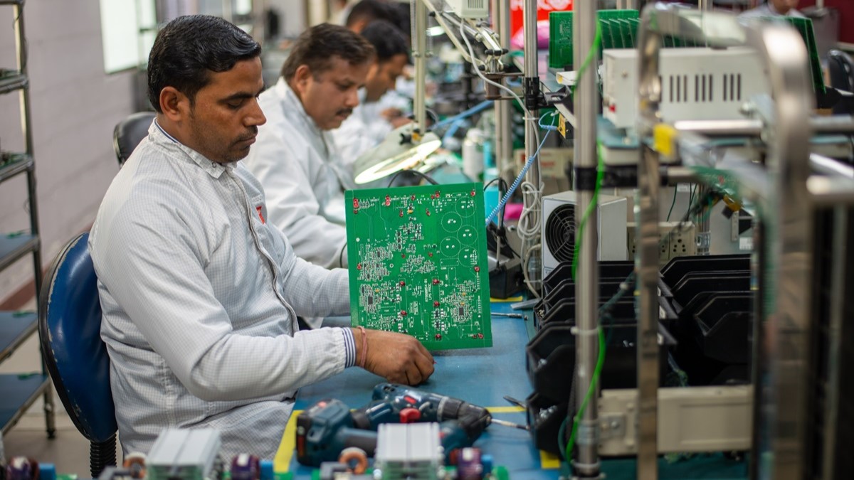 © Shutterstock/PradeepGaurs | Une usine de fabrication de circuits intégrés dans l'État de l'Uttar Pradesh, en Inde. Les mégaprojets dans le domaine des semi-conducteurs ont largement stimulé les investissements mondiaux dans les nouvelles technologies en 2024. © Shutterstock/PradeepGaurs | Une usine de fabrication de circuits intégrés dans l'État de l'Uttar Pradesh, en Inde. Les mégaprojets dans le domaine des semi-conducteurs ont largement stimulé les investissements mondiaux dans les nouvelles technologies en 2024.