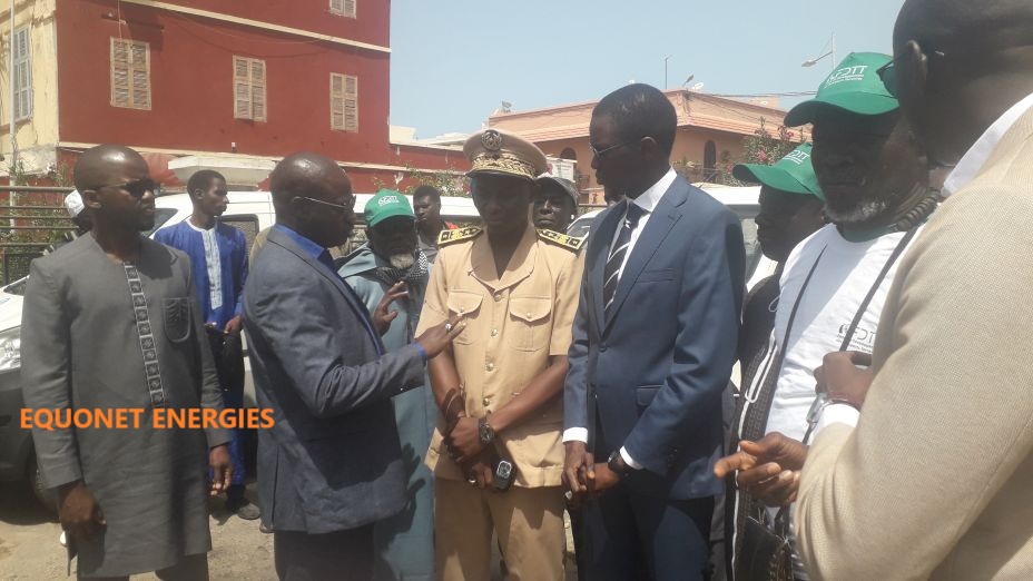 Les autorités administratives dans l'enceinte de la gouvernance de Saint-Louis à l'occasion de la cérémonie officielle de la mise en circulation des taxis collectifs urbains. Les autorités administratives dans l'enceinte de la gouvernance de Saint-Louis à l'occasion de la cérémonie officielle de la mise en circulation des taxis collectifs urbains.