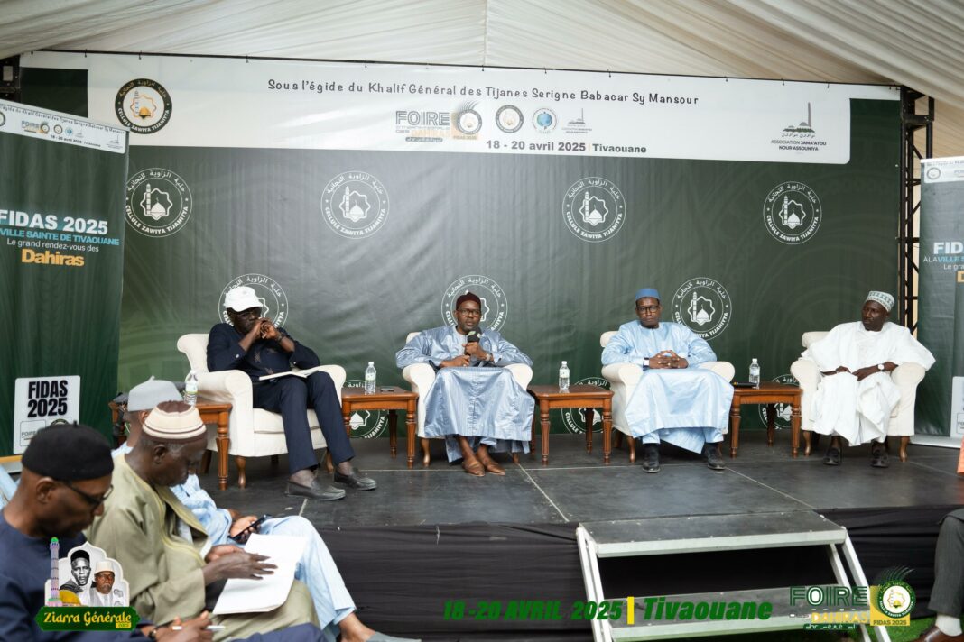 Modéré par Serigne Abdou Hamid Sy (au micro), président de la Commission Communication du COSKAS et Coordonnateur de la Cellule Zawiya Tidiane, ce panel a été pensé comme un espace d’échange stratégique sur les leviers économiques à la disposition des Dahiras.