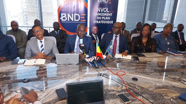 Mamadou Faye, DG de la BNDE, au micro, s'exprimant devant les journalistes économiques. Mamadou Faye, DG de la BNDE, au micro, s'exprimant devant les journalistes économiques.