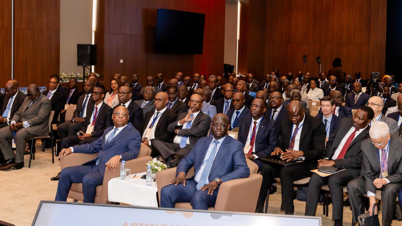 Au devant, le Gouverneur de la BCEAO, Jean-Claude Kassi Brou, et le Ministre sénégalais des Finances et du Budget, Cheikh Diba, à l'ouverture de la conférence internationale sur les opportunités et défis des banques centrales a été marquée par des discussions sur le déploiement de l’IA dans le secteur financier.