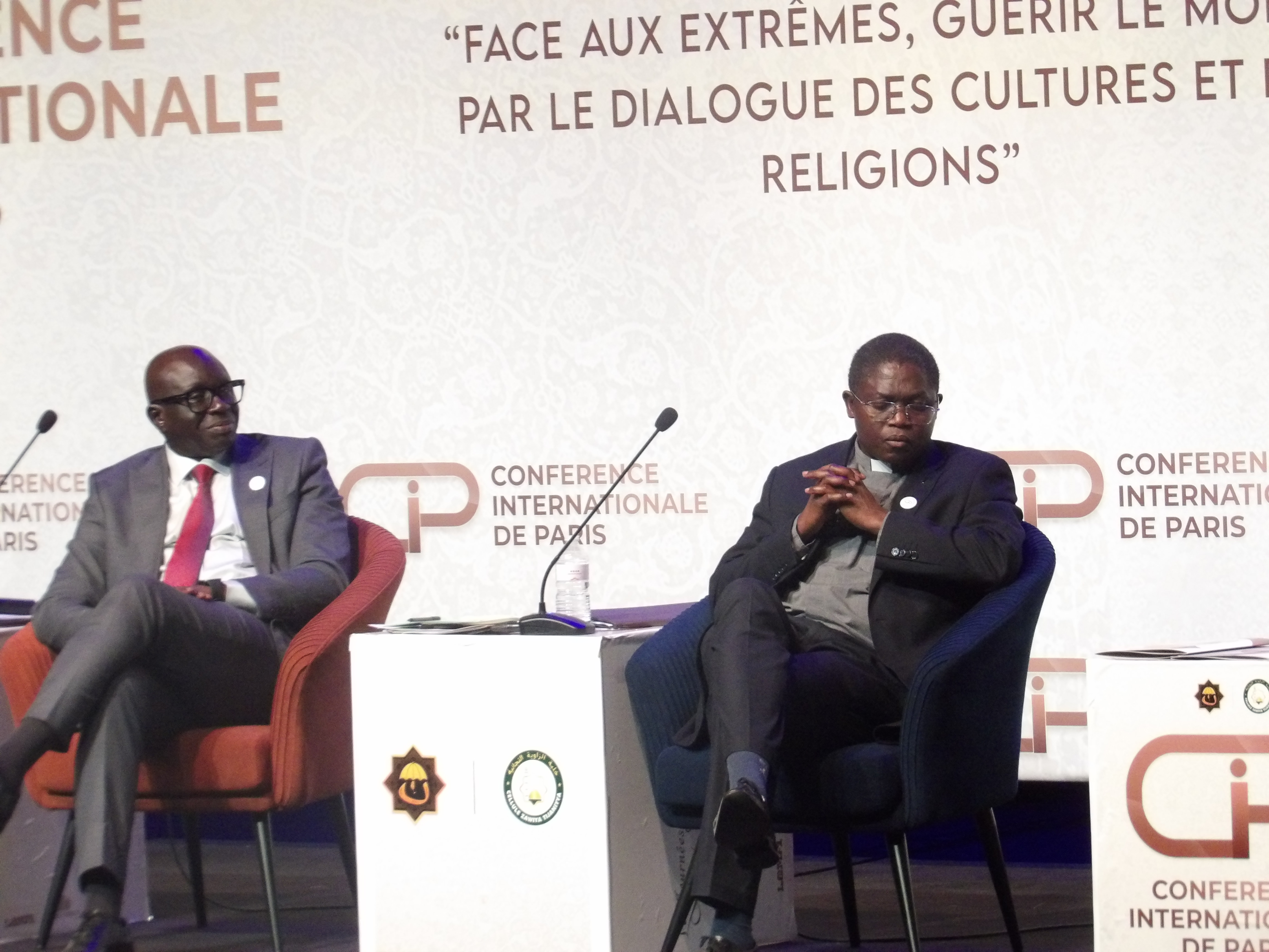A gauche, Abdoulaye Rokhaya Wane, et Abbé Louis Pasteur Faye co-animateurs de la Conférence internationale de Paris portant sur le thèmes : « Face aux extrêmes : guérir le monde par le dialogue des cultures et des religions ». A gauche, Abdoulaye Rokhaya Wane, et Abbé Louis Pasteur Faye co-animateurs de la Conférence internationale de Paris portant sur le thèmes : « Face aux extrêmes : guérir le monde par le dialogue des cultures et des religions ».