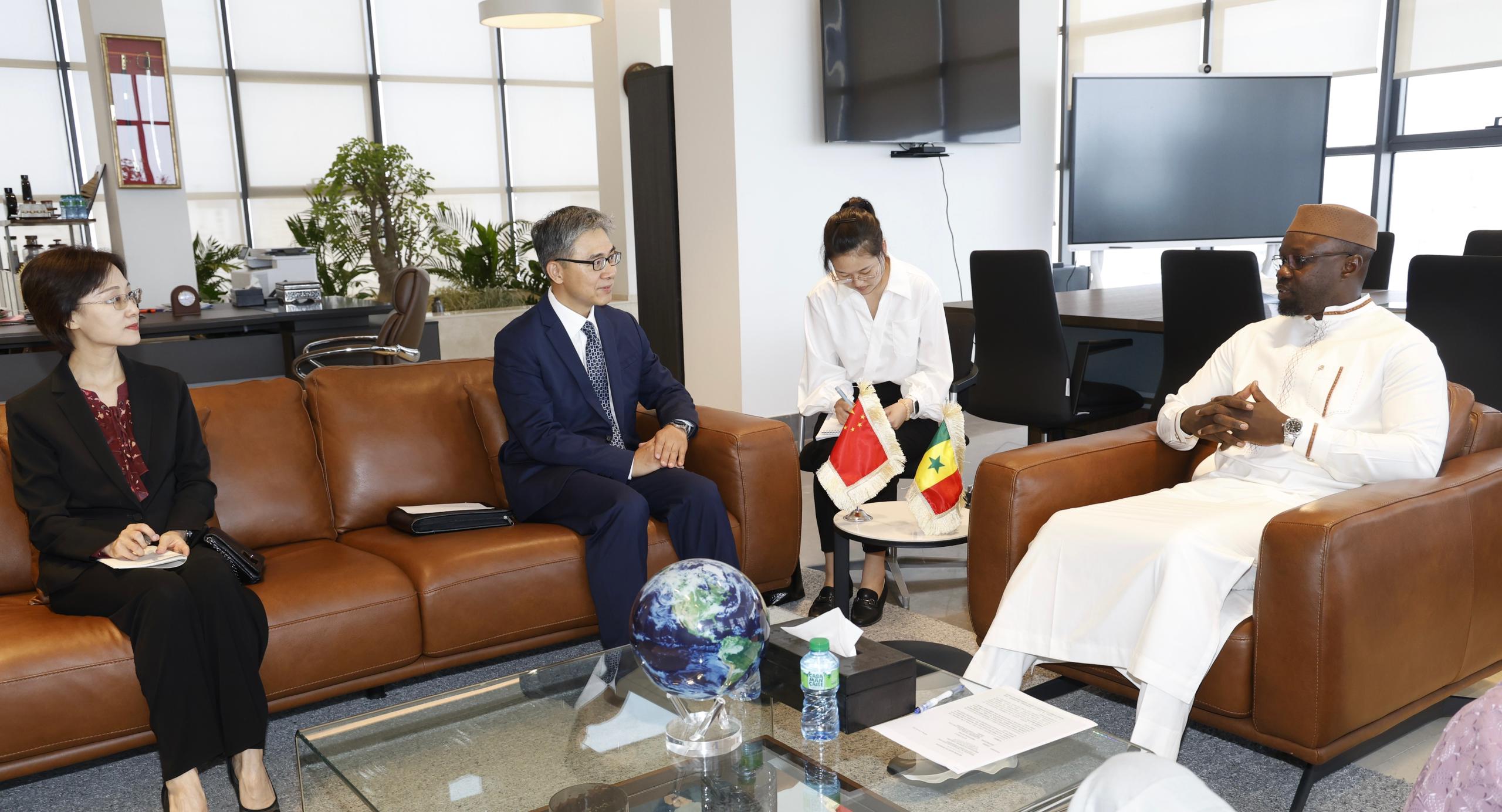 Le Premier ministre de la République du Sénégal, Ousmane SONKO, recevant en audience Li Zhigang, Ambassadeur extraordinaire et plénipotentiaire de la République populaire de Chine au Sénégal. Le Premier ministre de la République du Sénégal, Ousmane SONKO, recevant en audience Li Zhigang, Ambassadeur extraordinaire et plénipotentiaire de la République populaire de Chine au Sénégal.