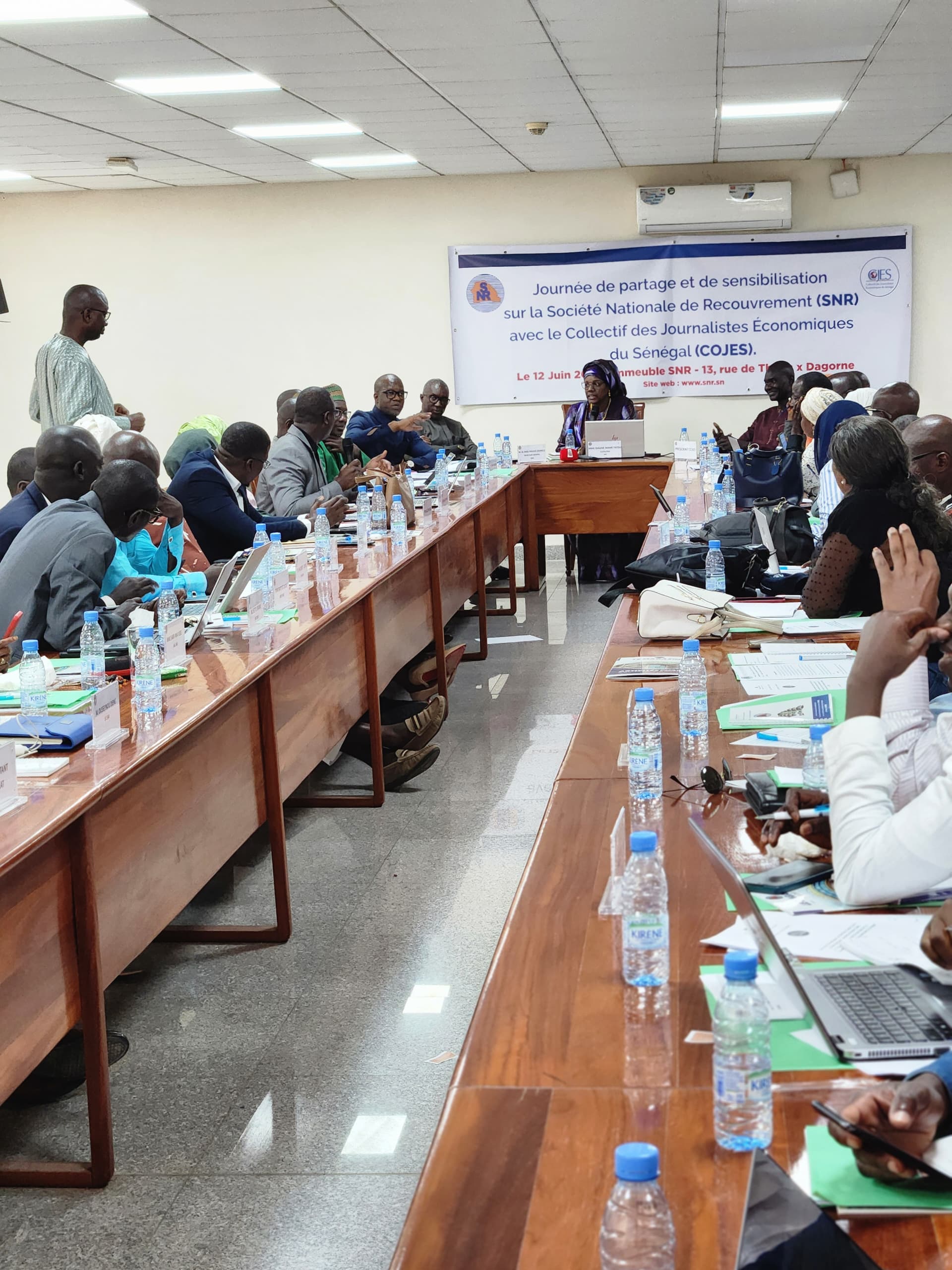 Au fond, deux personne à gauche, le DG de la SNR s'explique sur les missions, réalisations et perspectives de la SNR lors d'une journée de partage et de sensibilisation aux professionnels de l’information économiques. Au fond, deux personne à gauche, le DG de la SNR s'explique sur les missions, réalisations et perspectives de la SNR lors d'une journée de partage et de sensibilisation aux professionnels de l’information économiques.
