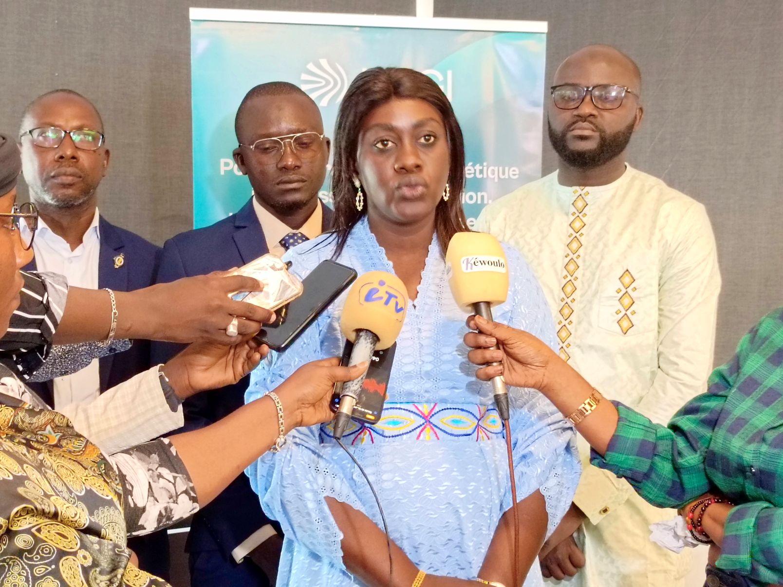 Aïda Diop de NRGI s'exprimant devant la presse dans le cadre de la table ronde multi-acteurs tenue ce jeudi 19 juin à Dakar, sur le thème : « Transition énergétique juste : quelle gouvernance du JETP voulons-nous bâtir ensemble ? ».