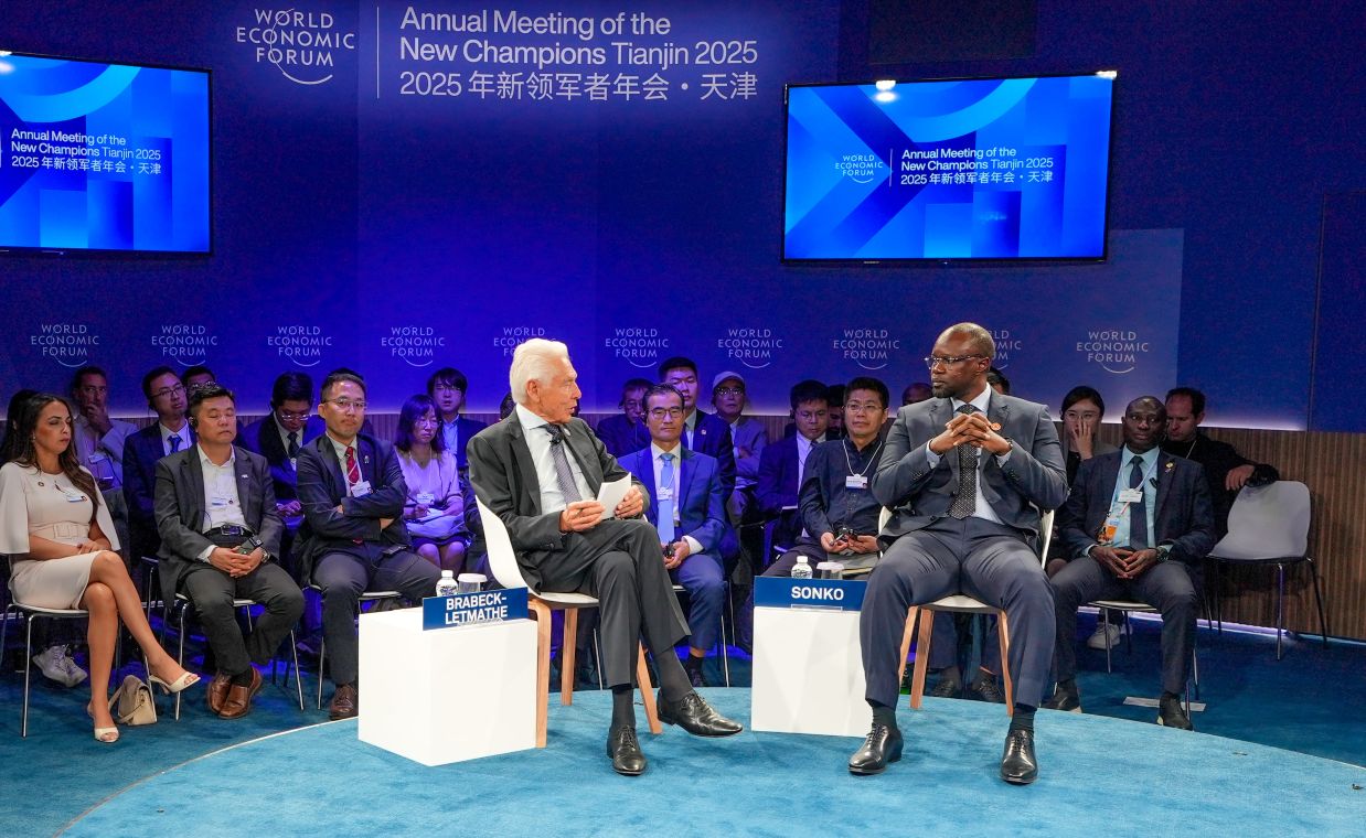 La participation du premier ministre sénégalais au Forum économique mondial d'été a été un événement scruté avec attention, tant sur la scène internationale que nationale. La participation du premier ministre sénégalais au Forum économique mondial d'été a été un événement scruté avec attention, tant sur la scène internationale que nationale.