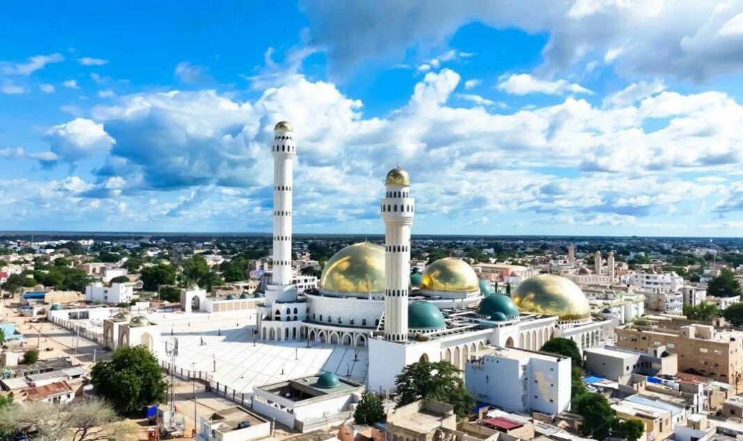 Vue aérienne de la grande Mosquée de Tivaouane. Vue aérienne de la grande Mosquée de Tivaouane.