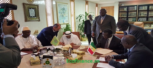 La cérémonie officielle de signature des deux conventions de financement.