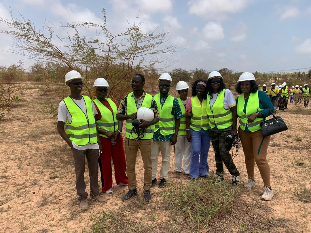 Des membres d'AJTREPE sur le terrain de la mine de GCO pour constater des cas concrets de sites réhabilités.