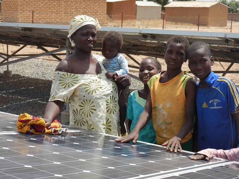 L’électrification d’un village du Mali est un bon exemple de l’impact positif que l’investissement dans des micro-réseaux alimentés en électricité renouvelable peut avoir sur le développement économique des zones rurales. Photo : IRENA