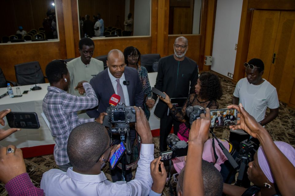 Au micro de la presse Madou Sylla en compagnie de ses collaborateurs. Au micro de la presse Madou Sylla en compagnie de ses collaborateurs.