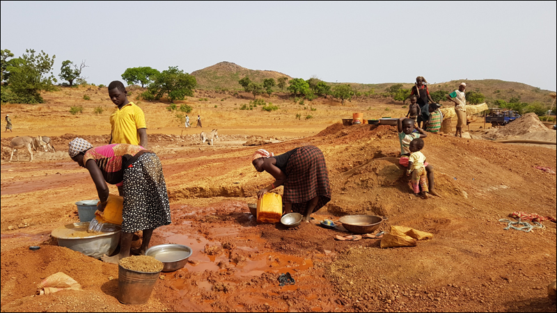 L’exploitation artisanale et à petite échelle, qui produit jusqu’à 30 tonnes d’or par an, reste largement informelle, échappant aux mécanismes de contrôle et devenant un terreau fertile pour les flux financiers illicites.