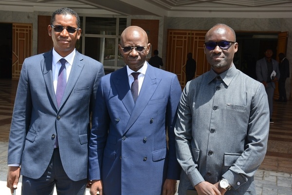 Au milieu, Boubacar Camara, Ministre, Secrétaire général du Gouvernement, en compagnie de Bamba Ka, représentant du Ministre des Finances et du Budget de la République du Sénégal à gauche et de Cheikh Mouhamadou Bamba Siby, Président de la CENTIF.