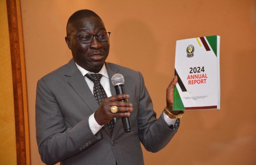 Le Directeur général de GIABA, Edwin Harris, présentant  l’édition 2024 de son rapport annuel lors de la traditionnelle session annuelle d’information destinée aux ambassadeurs et consuls, tenue le mardi 26 août 2025, à Dakar.