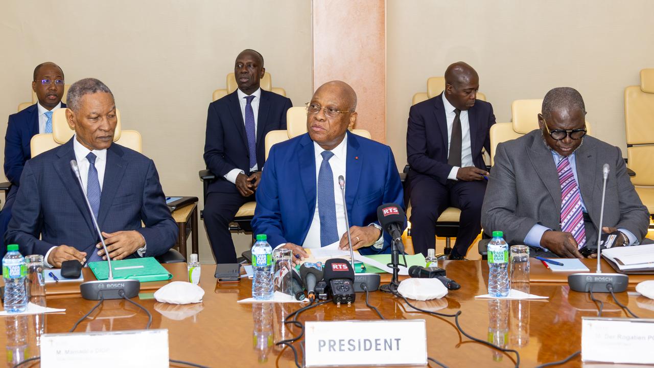 Au milieu, Jean-Claude Kassi BROU, Présidant du Comité de Politique Monétaire de la Banque Centrale des États de l'Afrique de l'Ouest prononçant son discours de clôture leurs travaux.