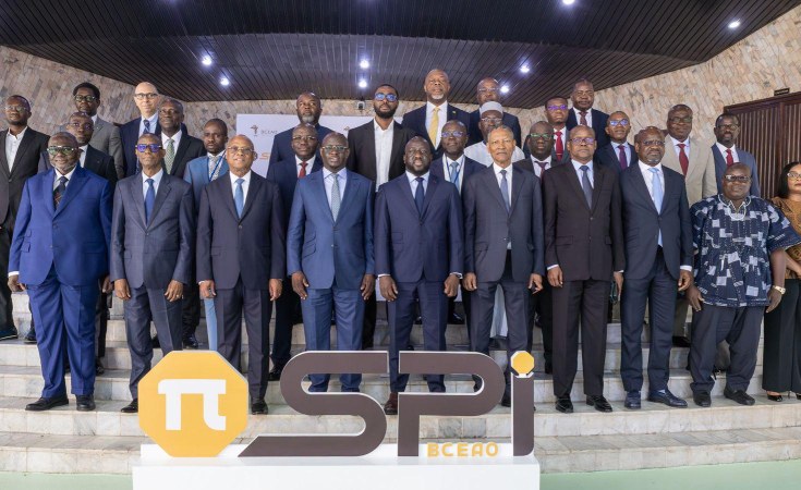 Photo de famille des officiels après la cérémonie de lancement officiel de la PI-SPI.