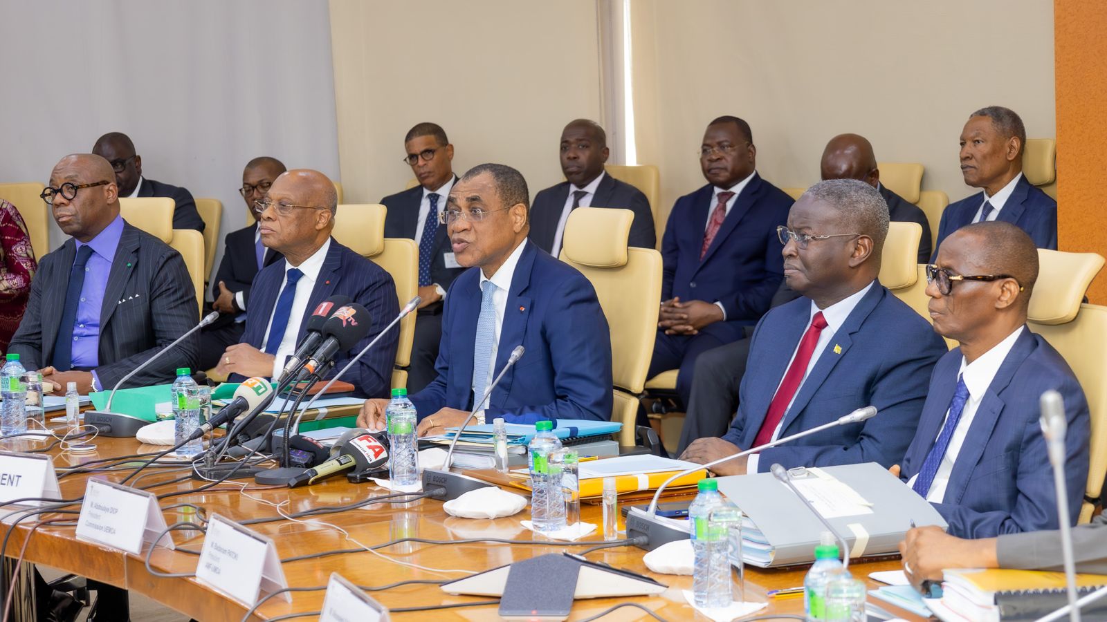 Au milieu, Adama Coulibaly, président du Conseil des ministres statutaire de l'UEMOA.