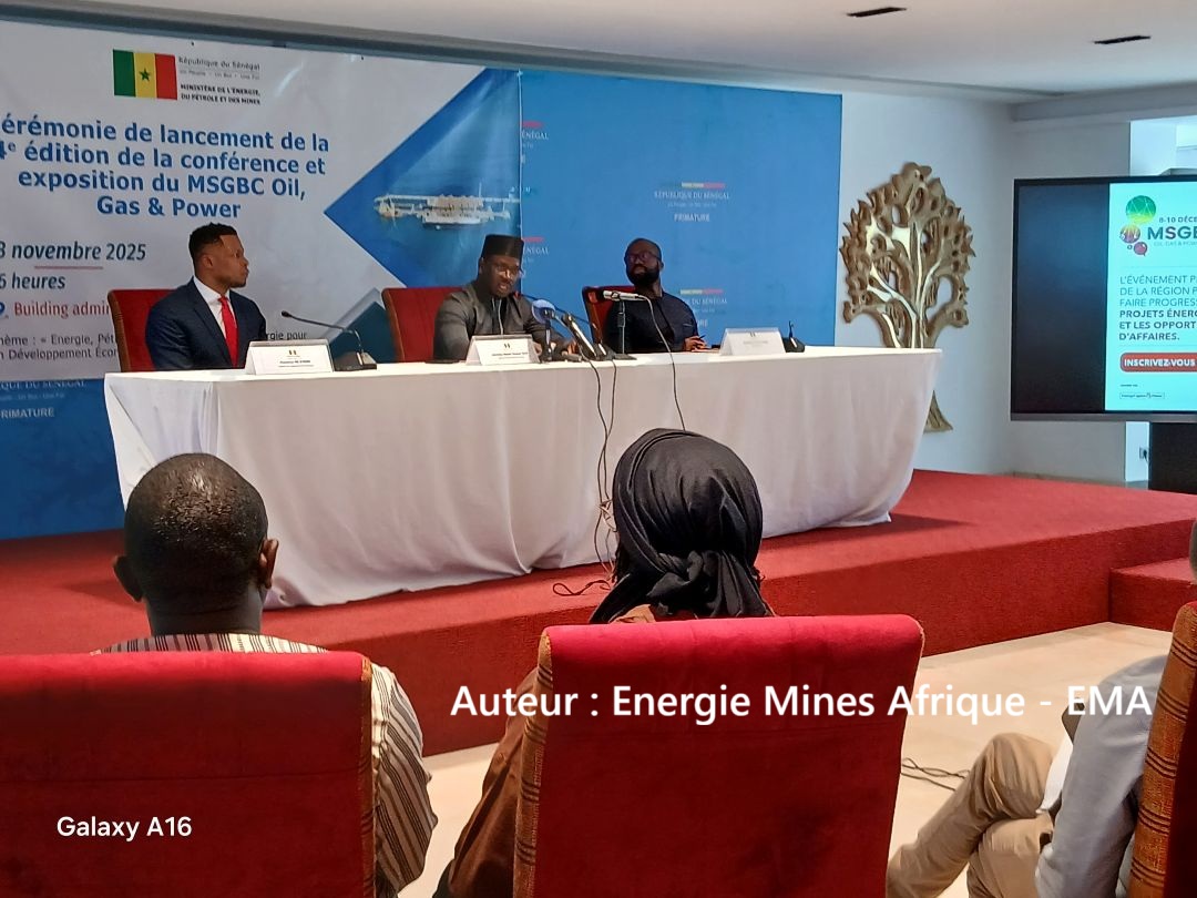 Le ministre Birame Souley Diop (milieu) en compagnie du Secrétaire général du ministère de l'Energie, du Pétrole et des Mines (droite) et de NJ Ayuk (gauche) président de la Chambre africaine de l'énergie.