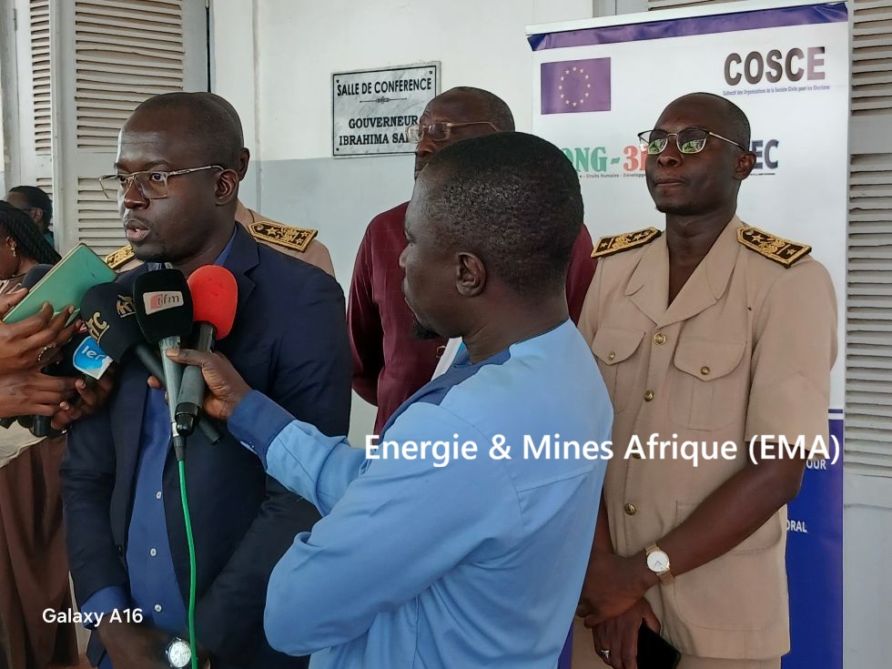 Papa Assane TINE, Chargé de Projet du Collectif des Organisations de la Société civile pour les élections (COSCE), s'exprimant devant la presse locale après la cérémonie d'ouverture présidée par le Préfet de la région de Saint-Louis..