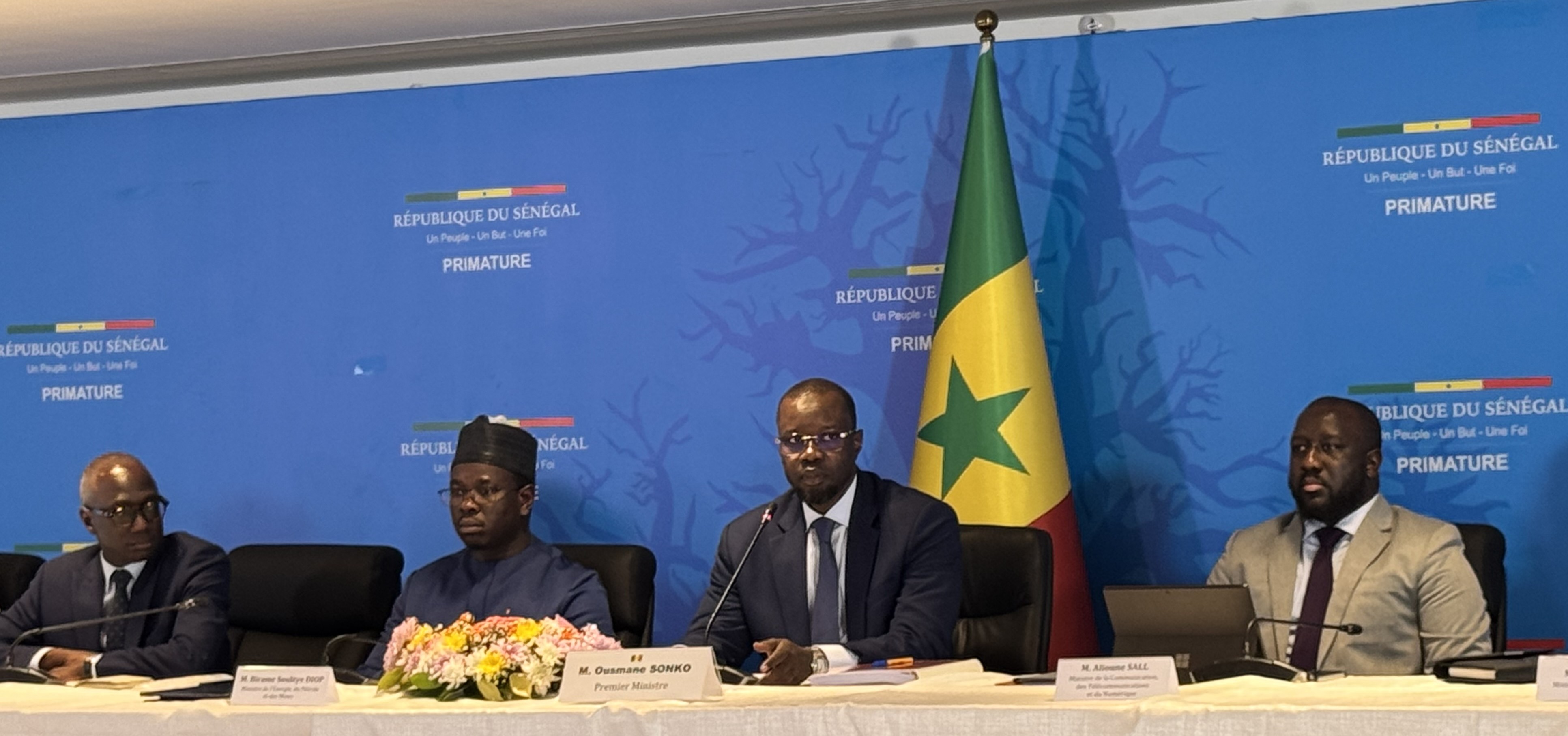 Au micro, Ousmane Sonko, s'exprimant lors d'une conférence de presse axée sur la situation de la renégociation des conventions et contrats dans les secteurs stratégiques comme l'extraction.