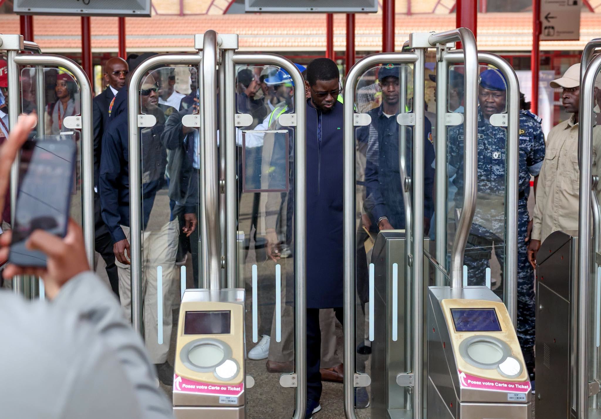 En inaugurant la gare TER de Sébikotane et en annonçant la relance de l’industrie textile, le Chef de l’État inscrit la mobilité et la production industrielle au cœur de la stratégie nationale de transformation économique.