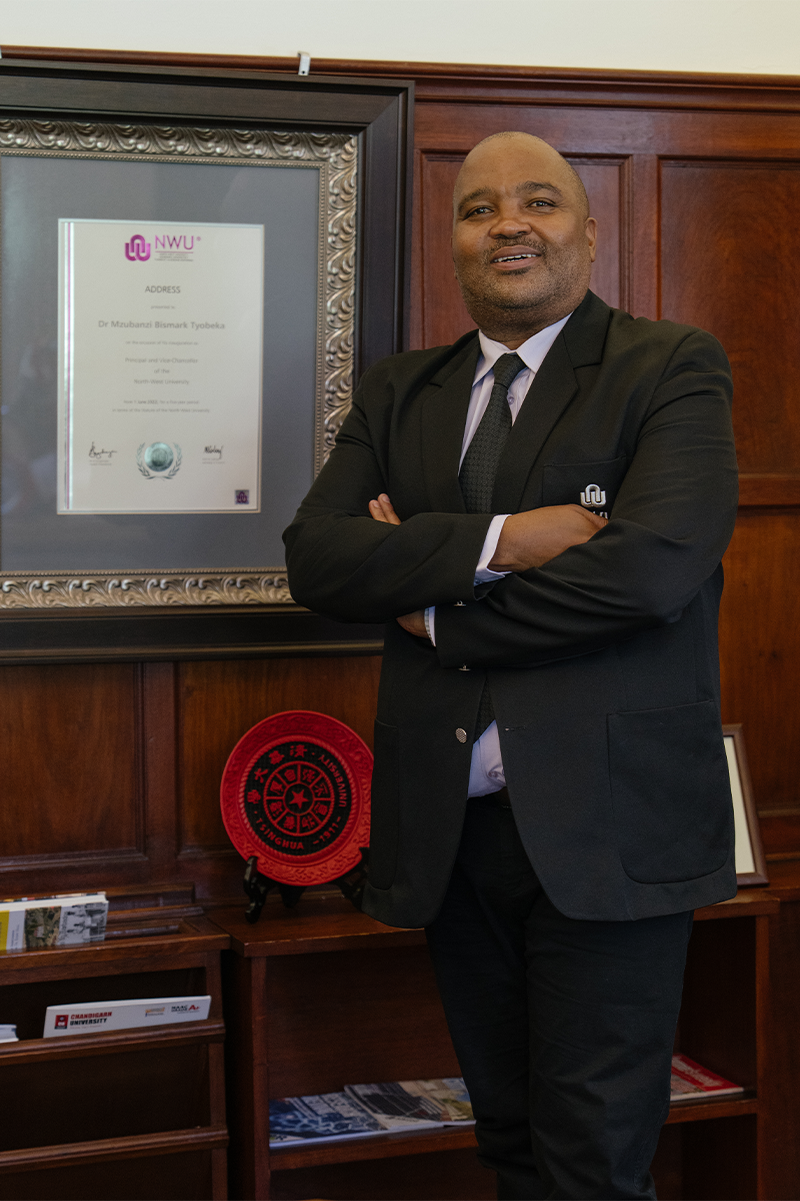 Professeur Bismark Tyobeka, expert en énergie nucléaire, principal et vice-chancelier de l'Université du Nord-Ouest (NWU).