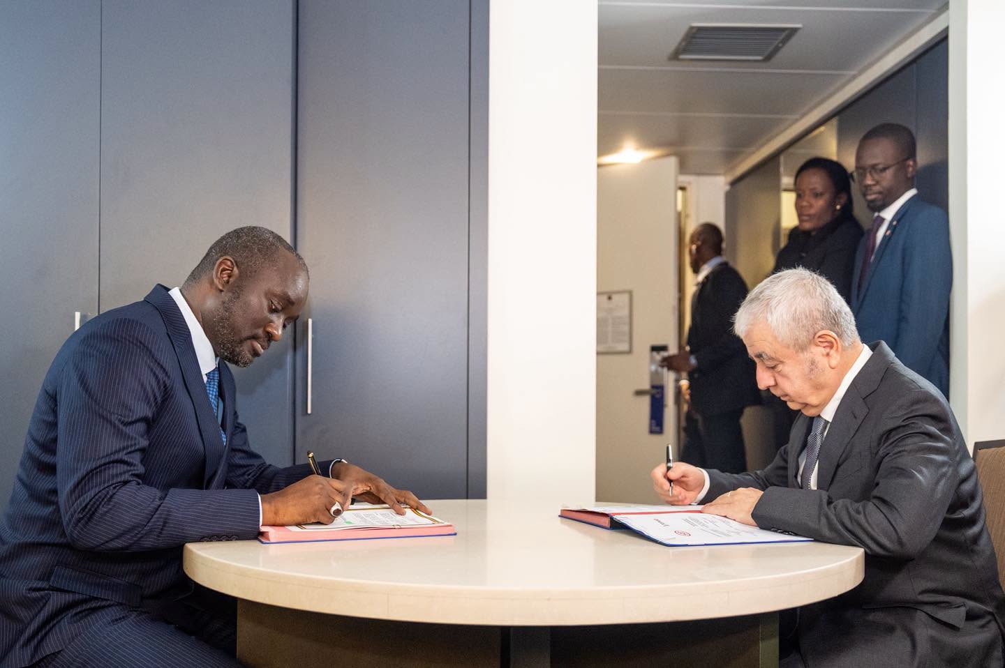 A gauche, le Directeur général de la SAR, M. Mamadou Abib Diop, et le Président-directeur général de Yamata, M. Cengiz Duyar, ont signé le document.