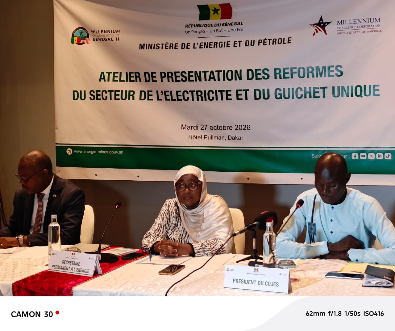 Au milieu, la Secrétaire permanente à l'énergie, Oumou Khaïry Diop, en compagnie du Directeur du MCA-Sénégal II, Oumar Diop (gauche) et du Coordinateur du COJES, Dialigué Faye (droite).