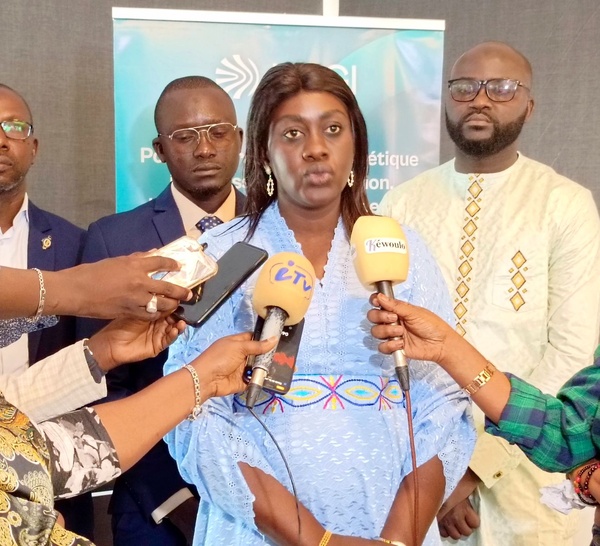 Aïda Diop de NRGI s'exprimant devant la presse dans le cadre de la table ronde multi-acteurs tenue ce jeudi 19 juin à Dakar, sur le thème : « Transition énergétique juste : quelle gouvernance du JETP voulons-nous bâtir ensemble ? ».