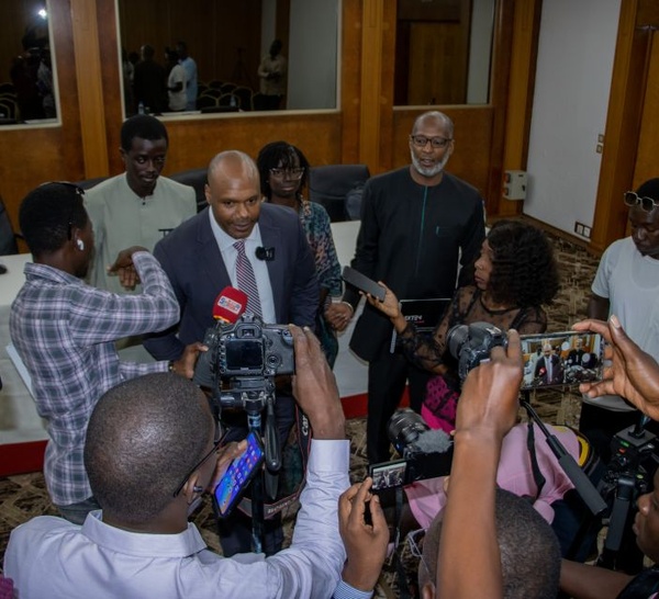 Au micro de la presse Madou Sylla en compagnie de ses collaborateurs.