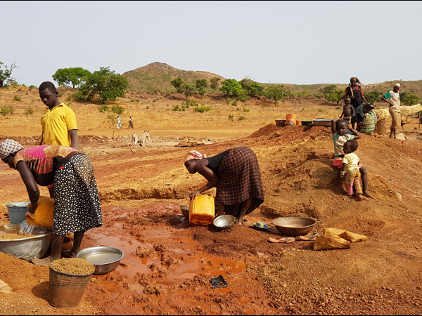L’exploitation artisanale et à petite échelle, qui produit jusqu’à 30 tonnes d’or par an, reste largement informelle, échappant aux mécanismes de contrôle et devenant un terreau fertile pour les flux financiers illicites.