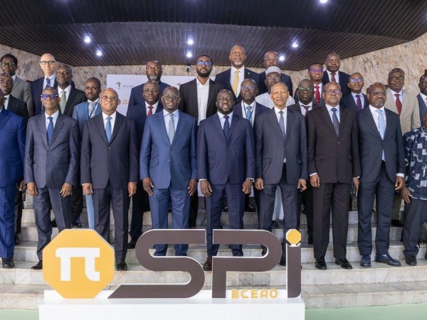 Photo de famille des officiels après la cérémonie de lancement officiel de la PI-SPI.