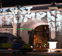 PHOTOS : le message «Resist Trumpism everywhere» projeté sur le Palais de Westminster. PHOTOS : le message «Resist Trumpism everywhere» projeté sur le Palais de Westminster.