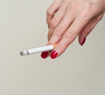 Fumer favorise l’apparition de l’acné et l’obstruction des pores