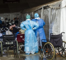 Le nouveau variant, appelé 501y.v2, a acquis 23 mutations, par rapport au virus sars-cov-2 original. Le nouveau variant, appelé 501y.v2, a acquis 23 mutations, par rapport au virus sars-cov-2 original.