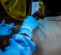 Ahmed Kalebi, pathologiste : «il existe un risque énorme de propagation communautaire soutenue de covid19 sur une période prolongée si la population n’est vaccinée.» Ahmed Kalebi, pathologiste : «il existe un risque énorme de propagation communautaire soutenue de covid19 sur une période prolongée si la population n’est vaccinée.»