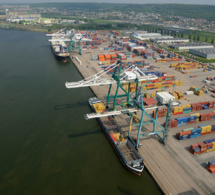 Port de Rouen, France : déchargement de cacao en vrac en provenance de Cote d'Ivoire.