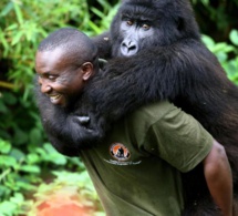 Des centaines de personnes remettent aux représentants parlementaires une pétition contre l'exploration pétrolière dans le plus ancien parc national d'Afrique Des centaines de personnes remettent aux représentants parlementaires une pétition contre l'exploration pétrolière dans le plus ancien parc national d'Afrique