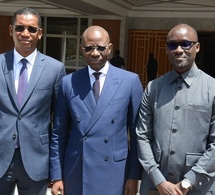 Au milieu, Boubacar Camara, Ministre, Secrétaire général du Gouvernement, en compagnie de Bamba Ka, représentant du Ministre des Finances et du Budget de la République du Sénégal à gauche et de Cheikh Mouhamadou Bamba Siby, Président de la CENTIF. 